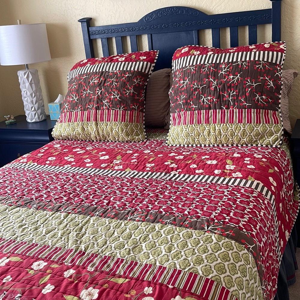 POTTERY BARN KING COMFORTER WITH 2 EURO SHAMS, EXCELLENT CONDITION